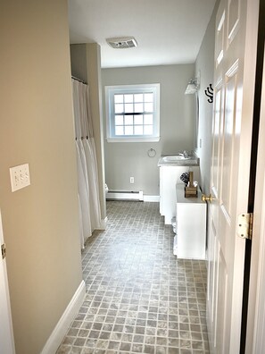 Combined shower/tub, hair dryer, towels