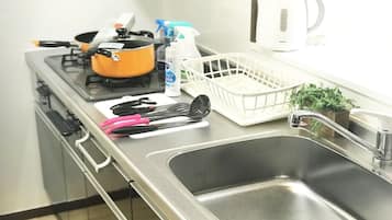 Refrigerador, microondas, parrilla de estufa y tetera eléctrica