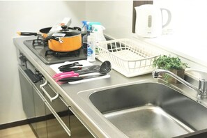 Kühlschrank, Mikrowelle, Herdplatte, Wasserkocher