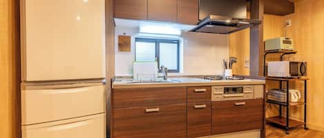 Fridge, microwave, stovetop, cookware/dishes/utensils