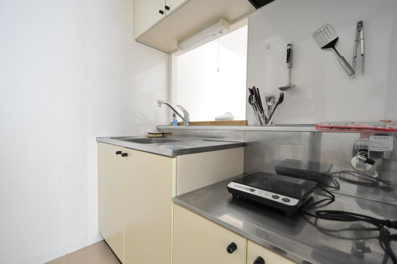 Fridge, microwave, stovetop, cookware/dishes/utensils