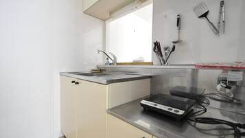 Fridge, microwave, stovetop, cookware/dishes/utensils