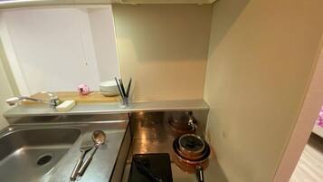 冷蔵庫、電子レンジ、コンロ、調理器具と食器