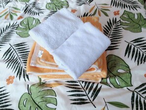 Secador de cabelo, toalhas de banho