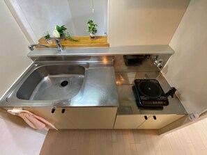 冷蔵庫、電子レンジ、コンロ、調理器具と食器