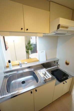 Microwave, stovetop, cookware/dishes/utensils