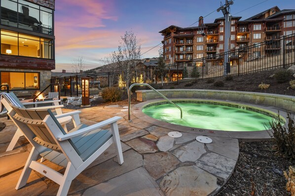 Outdoor spa tub - Modern Ski-in/out 2 BR in Canyons Village by RedAwning - Save 20% on 7+ Nights! (Park City)