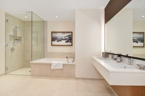 Regadera, amenidades de baño gratuitas, secadora de cabello