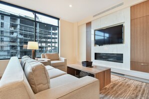 Televisie, een open haard, videospelletjes en tafelvoetbal