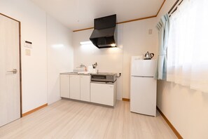 Réfrigérateur, four à micro-ondes, surface de cuisson