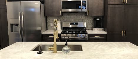 Frigorifero, microonde, forno, piano cottura