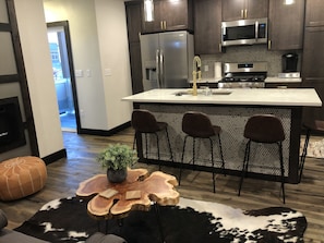 Réfrigérateur, micro-ondes, four, plaque de cuisson