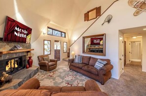 Una Smart TV, una chimenea, una oficina