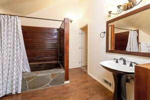 Ensemble douche/baignoire, sèche-cheveux, serviettes fournies, shampoing