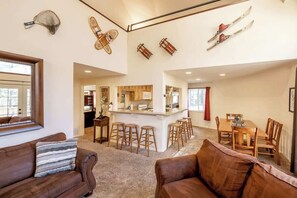 Una Smart TV, una chimenea, una oficina