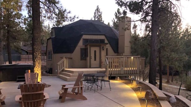 A house with a covered patio, outdoor seating, and a fire feature. - Snow Summit Dome Home. Walk to Snow Summit. HotTub (Big Bear Lake)