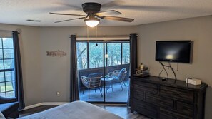 2 chambres, fer et planche à repasser, lit de bébé portatif