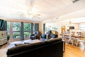 Televisio, kirjoja, työhuone