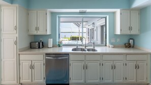 Refrigerador, microondas, parrilla de estufa y cafetera y tetera 