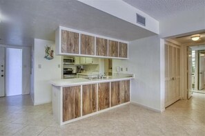 Frigorífico, microondas, placa de cocina y cafetera o tetera