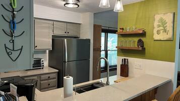 雪櫃、微波爐、焗爐、爐具