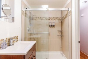Combined shower/tub, hair dryer, towels, soap - Spacious 900 sq ft, 1-bedroom apartment, 10 minutes drive to Seattle Waterfront. (Seattle)