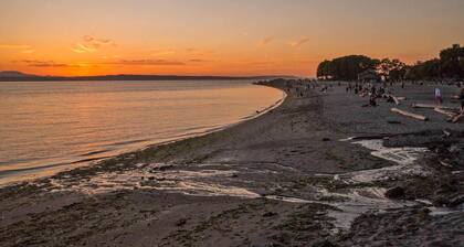 Spacious 900 sq ft, 1-bedroom apartment, 10 minutes drive to Seattle Waterfront.