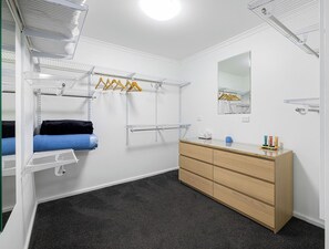 Shower, free toiletries, hair dryer, towels - Almonta Apartments on the Waterfront (B) (Coffin Bay)