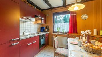 Kühlschrank, Mikrowelle, Ofen, Kochgeschirr/Geschirr/Besteck