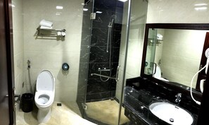 Combined shower/bathtub, soap, shampoo - APA Hotel (Bac Ninh)