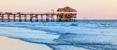 Sur la plage, chaise longue, serviettes de plage