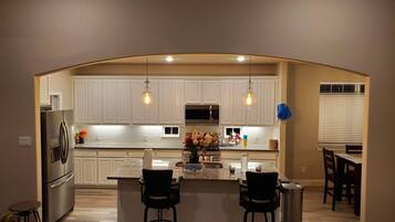 Réfrigérateur, four à micro-ondes, un four, surface de cuisson