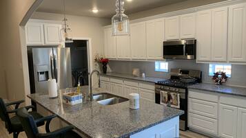 Réfrigérateur, four à micro-ondes, un four, surface de cuisson