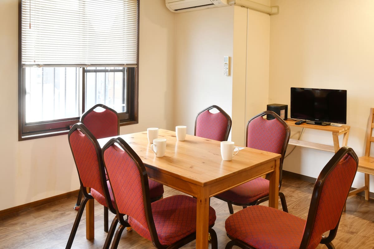 Family Room, Non Smoking (F) | Ruang tamu | TV skrin rata