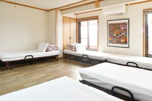 In-room safe, individually decorated, laptop workspace, blackout drapes