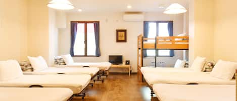 Chambre Familiale, non-fumeurs (C) | Coffres-forts dans les chambres, décoration personnalisée
