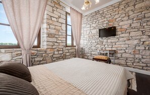 2 bedrooms, iron/ironing board, WiFi, bed sheets - Historical Villa Vigneri with pool and large garden (Novigrad)
