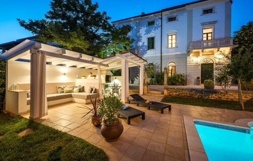 Historical Villa Vigneri with pool and large garden