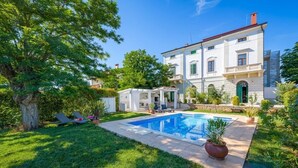 A large, two-story building with a swimming pool in the front yard. - Historical Villa Vigneri with pool and large garden (Novigrad)