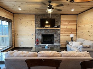 Smart TV, chimenea, futbolito y tenis de mesa