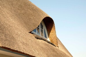 Exterior - E8 Thatched roof vacation home with sauna Ostseebad Rerik - E8: 4-room thatched roof house (Rerik)