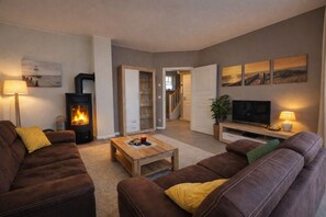 TV, fireplace - E8 Thatched roof vacation home with sauna Ostseebad Rerik - E8: 4-room thatched roof house (Rerik)