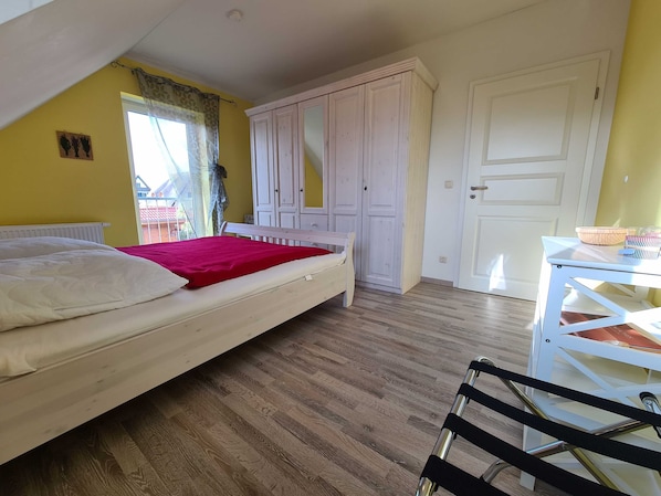 3 bedrooms, travel cot, WiFi