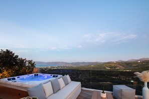 Terrace/patio - Villa Argyrie, sea view, Jacuzzi, heated pool, Quiet, Kissamos (Kissamos)