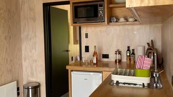 KylskÄp, mikrovÄgsugn, kaffe- och tebryggare och vattenkokare