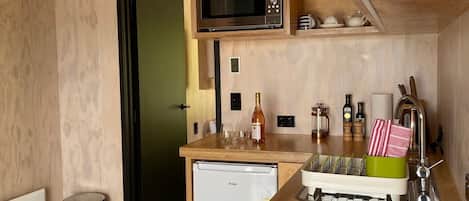 Réfrigérateur, micro-ondes, cafetiÚre/bouilloire, bouilloire électrique