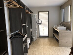 Douche, sèche-cheveux, serviettes fournies, papier toilette