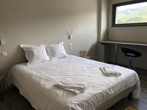 4 chambres, bureau, fer et planche à repasser, lit de bébé portatif