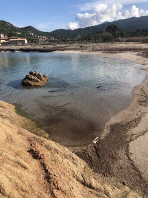 Plage, chaises longues