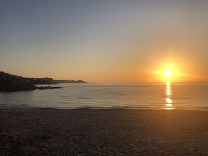 Sur la plage, chaise longue